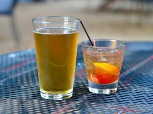 Drinks-on-a-patio-table-at-Eight-Bells-Alehouse_151645