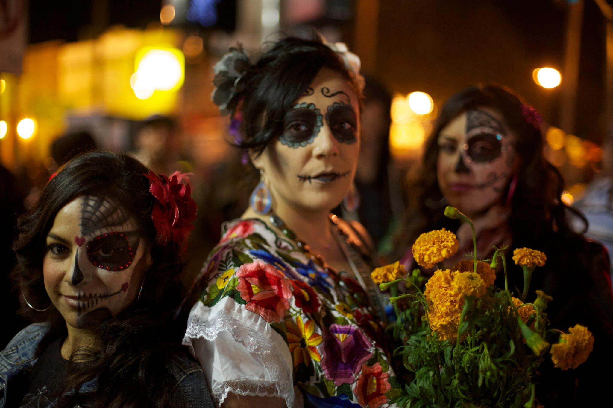 Dia_de_los_Muertos_Celebration_in_Mission_District_of_San_Francisco,_CA-1